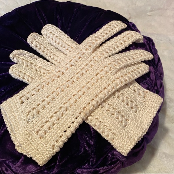 Vintage Accessories - VINTAGE CROCHETED GLOVES